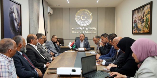 صورة لاجتماع موسع يترأسه وزير التربية والتعليم محمد القريو بحضور النقيب العام للمعلمين وعدد من القيادات التعليمية داخل قاعة اجتماعات رسمية.