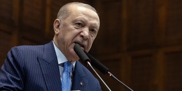 صورة مقربة للرئيس التركي رجب طيب أردوغان أثناء إلقائه كلمة رسمية أمام لاقطات الصوت